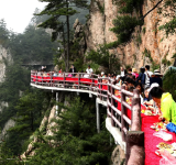 مصرع واصابة 19شخصا بانهيار جبلي في الصين