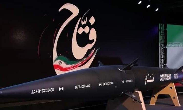 ايران تزيح الستار عن صاروخ (فتاح) الفرط صوتي