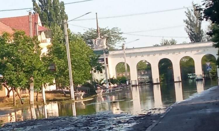 فقدان 7 أشخاص وإجلاء 500 آخرين بسبب الفيضانات في نوفايا كاخوفكا