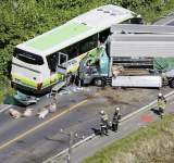 مصرع واصابة 17 شخصا بتصادم شاحنة خنازير مع باص في اليابان
