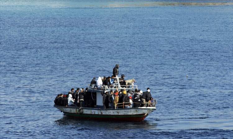 مقتل ستة ونجاة 48 مهاجراً باصطدم قاربهم بالصخور قبالة المغرب