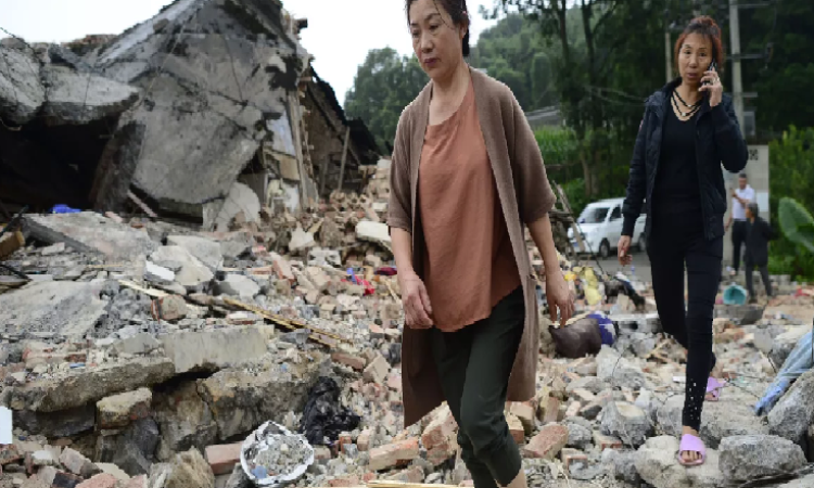 اصابة 21شخصا وتدميرمنازل بزلزال قوي ضرب الصين