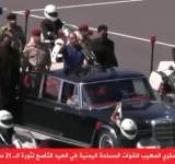 ما سر ظهور الرئيس المشاط على سيارة قديمة في العرض العسكري..! صورة