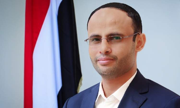 الرئيس المشاط يعزي قائد المنطقة العسكرية الخامسة في وفاة شقيقه