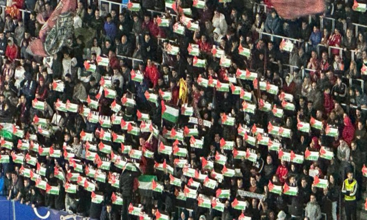 جماهير أوساسونا ترفع أعلام فلسطين في مباراة غرناطة