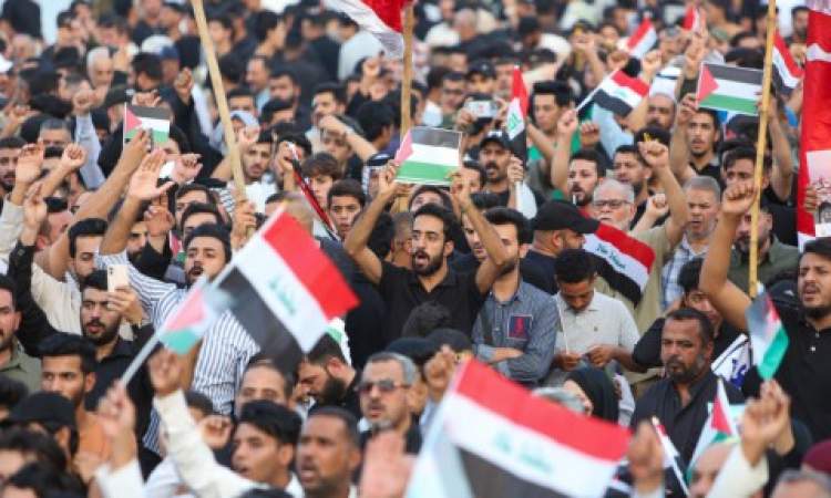 تضامنًا مع غزة.. متظاهرون عراقيون يمنعون شاحنات نفط من دخول الأردن