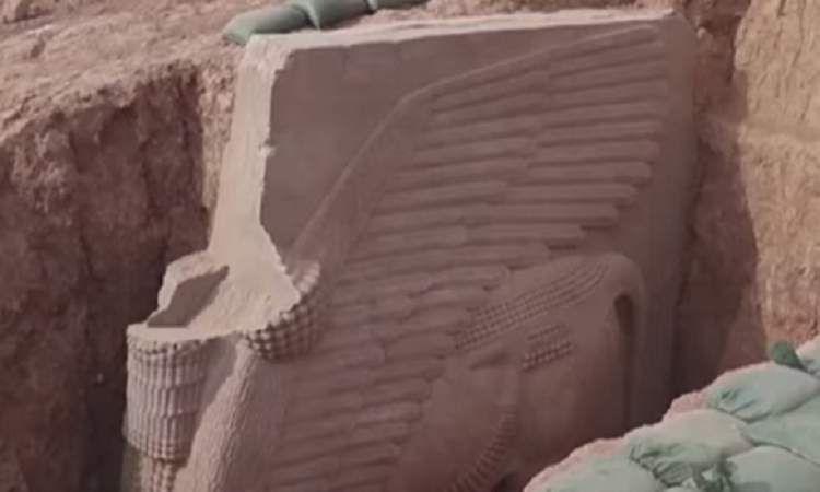 اكتشاف ثور مجنح غريب في رمال العراق