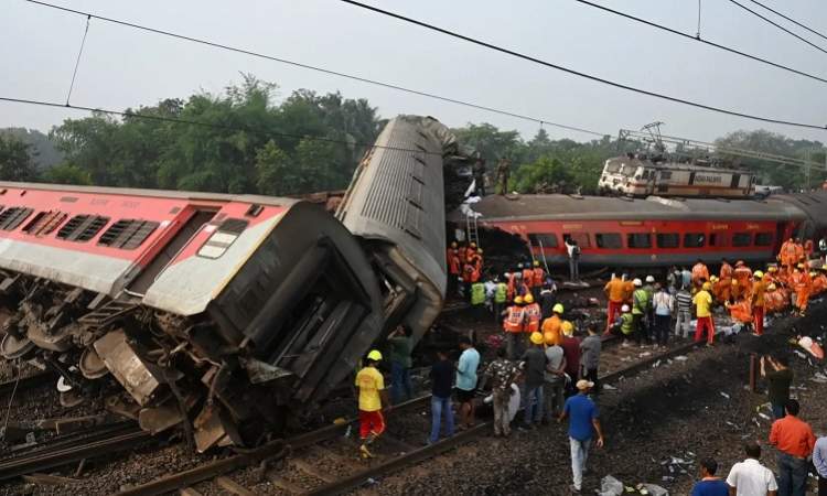 اكثر من 60 قتيلا وجريحا بحادث تصادم قطاري ركاب في الهند 