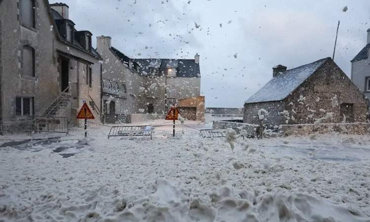 العاصفة سياران توقع 18 قتيلا وجريحا في فرنسا 
