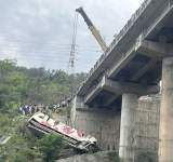 اكثر من 20 قتيل وجريح بسقوط حافلة عن جسر شمال الهند 