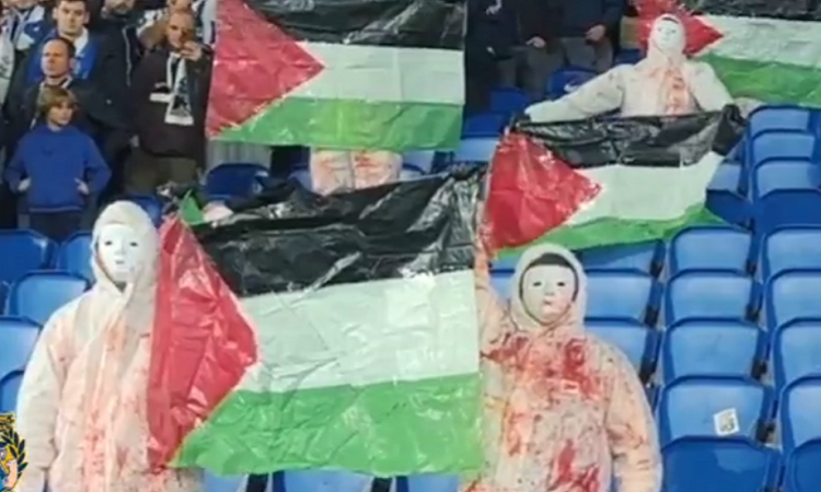 شاهد- جماهير فريق يدخل الملعب بملابس ملطخة بالدماء دعما لغزة