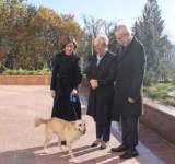 كلب رئيسة مولدوفا يعض رئيس النمسا 