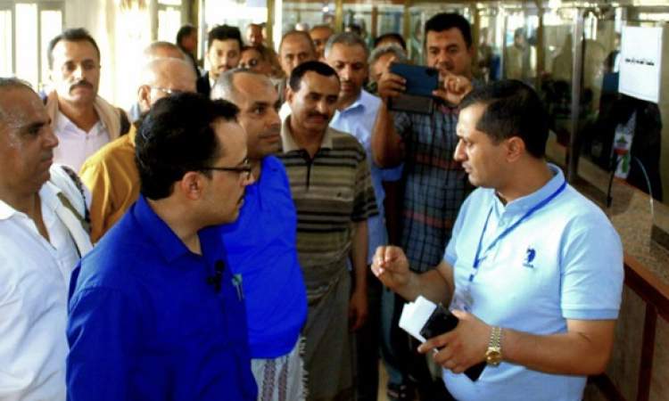 رئيس مصلحة الضرائب يتفقد سير العمل بمكتب ضرائب محافظة الحديدة