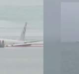 طائرة عسكرية أمريكية تسقط في البحر