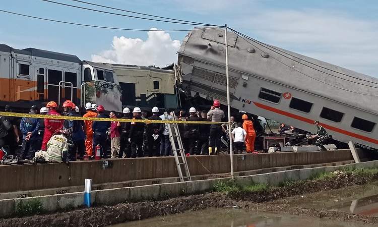 مصرع وإصابة أكثر من 13 شخصا بتصادم قطارين في إندونيسيا