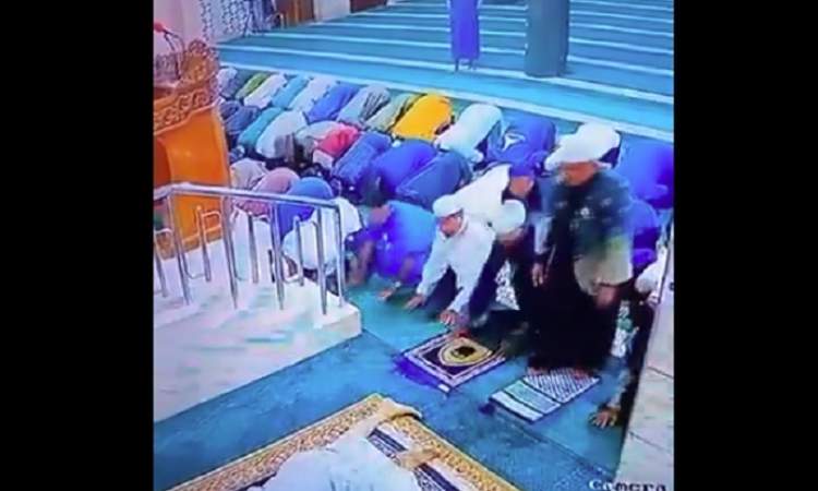 شاهد وفاة امام مسجد وهو ساجداً 