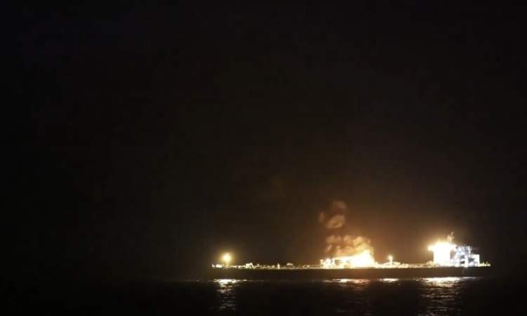 «فيديو خاص» لسفينة نفط بريطانية تحترق في خليج عدن