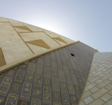 مصورة ترصد "أمرا مثيرا" في واجهة المتحف المصري الكبير