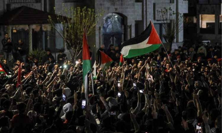 الأردنيون يواصلون الاحتشاد بمحيط سفارة الكيان الصهيوني
