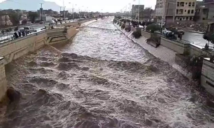 شاهد ..الان أمطار غزيرة وسيول على العاصمة صنعاء 