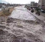 شاهد ..الان أمطار غزيرة وسيول على العاصمة صنعاء 