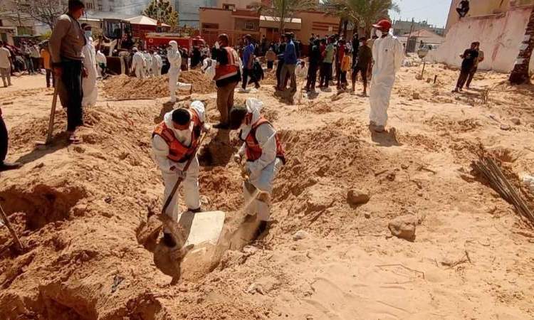 انتشال 50 شهيدا دفنهم العدو جماعيا في مجمع ناصر الطبي