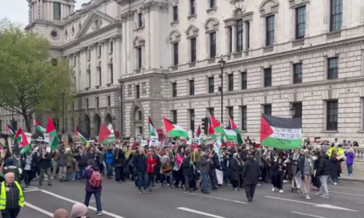 مسيرة ضخمة تضامنا مع غزة من أمام مبنى البرلمان البريطاني