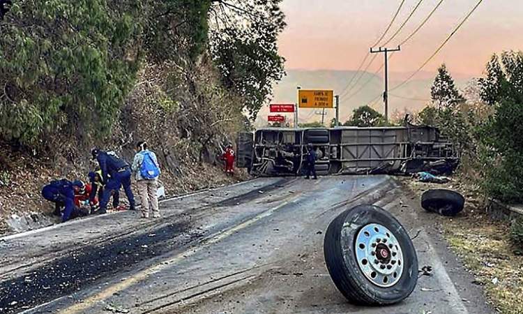 مصرع واصابة اكثر من 45 شخصا بانقلاب حافلة وسط المكسيك