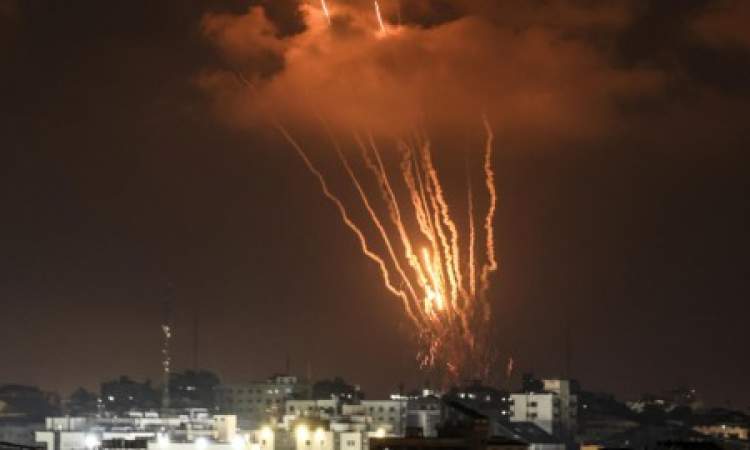 غزة: اطلاق عشرات الصواريخ تجاه مستوطنات الغلاف واندلاع حريق هائل