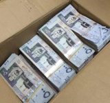 الكشف عن حجم الاموال التي يتم تهريبها شهريا عبر مطار عدن الى الخارج