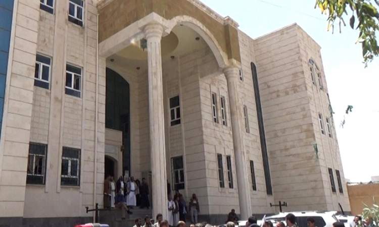 انعقاد الجلسة الأولى في القضية المعادة بشأن الـ11 متهمًا بجريمة اغتيال إبراهيم الحوثي
