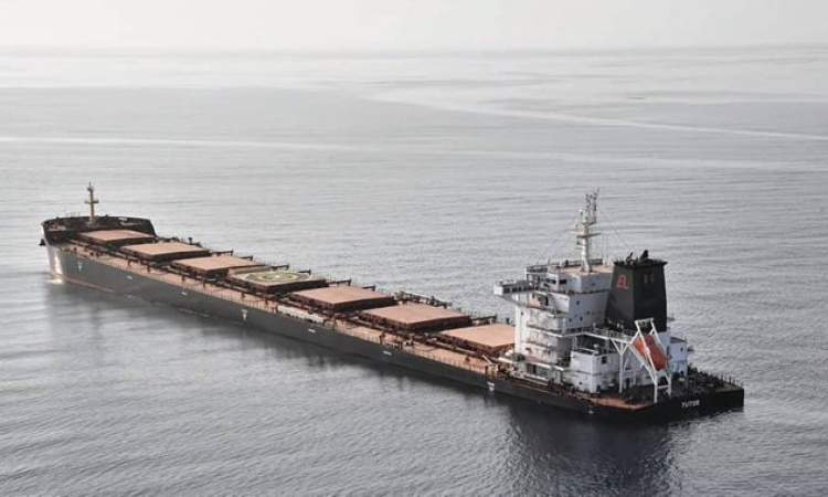 هيئة بريطانية: السفينة المستهدفة شرق عدن لاتزال تشتعل والان تغرق - صور