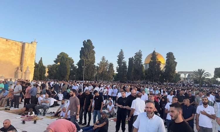 رغم الاعتداءات .. اكثر من 40 الف مصل يؤدون صلاة العيد في المسجد الاقصى 
