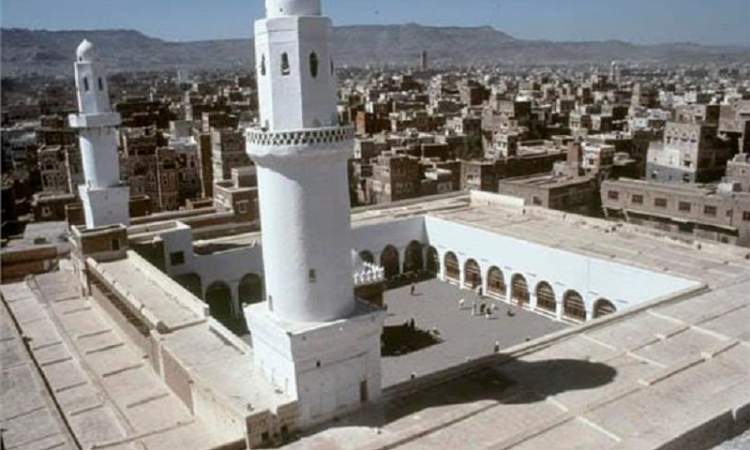الرهوي وعدد من قيادات الدولة يؤدون صلاة عيد الأضحى بالجامع الكبير بصنعاء