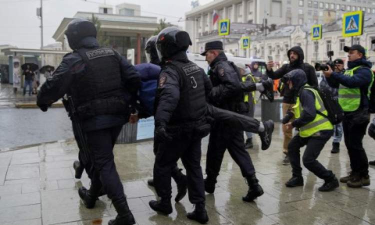 اعتقالات في روسيا بعد إصابة العشرات بما يشتبه أنه تسمم وشيقي 