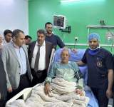 صورة لوزير يمني من احدى المستشفيات حول حقيقة تعافيه..!