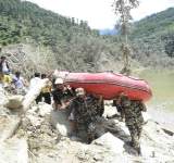 فقدان 66 شخصا بسقوط حافلتين في المياه بسبب انهيار ارضي في نيبال