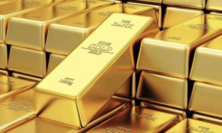 تراجع أسعار الذهب مع اتجاهها لتسجيل مكاسب للأسبوع الثالث على التوالي