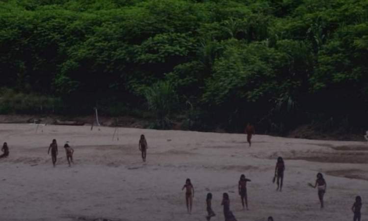 أكبر قبيلة معزولة في العالم تظهر في غابات الأمازون