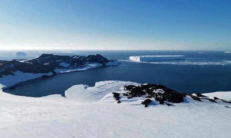 العثور على قارة صغيرة كامنة تحت المياه الجليدية في شمال المحيط الأطلسي
