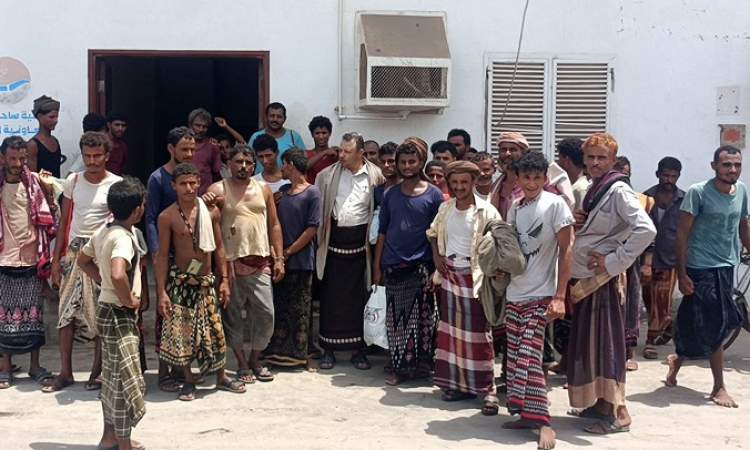 عودة 40 صياداً إلى الحديدة كانوا في سجون إريتريا