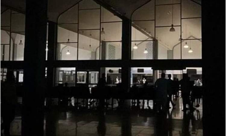 مطار عدن يغرق بالظلام