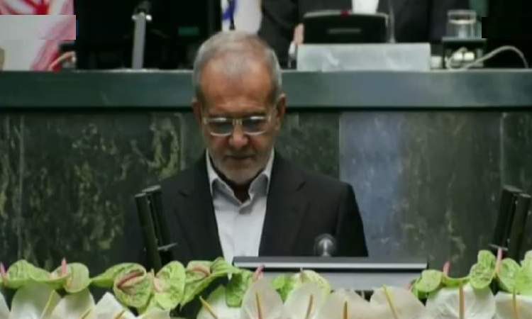 الرئيس الإيراني الجديد يؤدي اليمين الدستورية أمام البرلمان