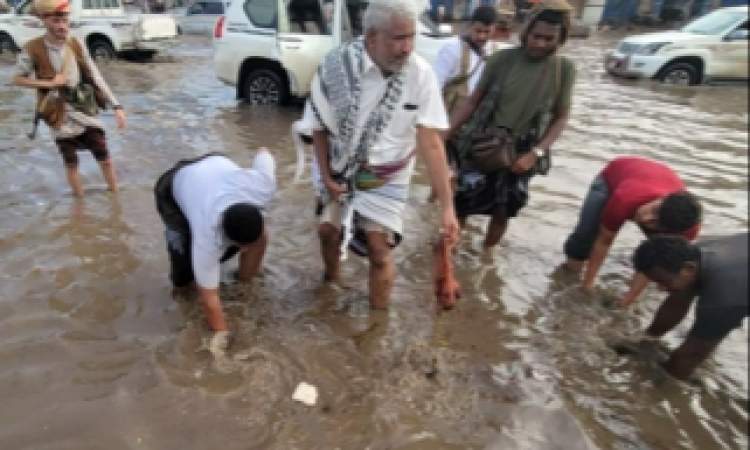 شاهد/ مسئول كبير في الشوارع .. يزيل عوائق السيول بنفسه